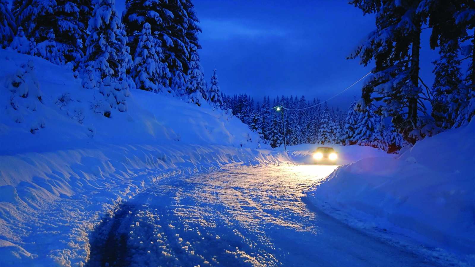 Auto in de sneeuw onderweg