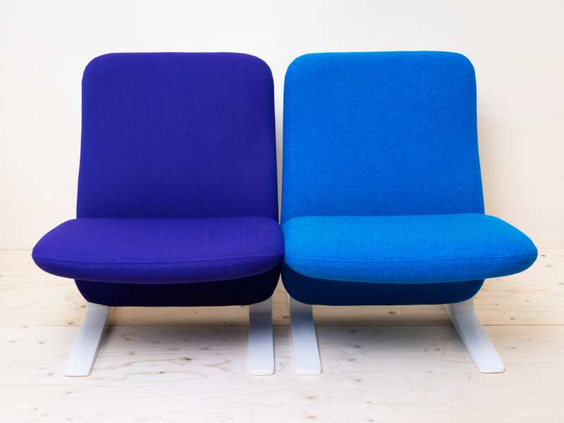 Nieuw beklede Artifort stoelen paars en blauw