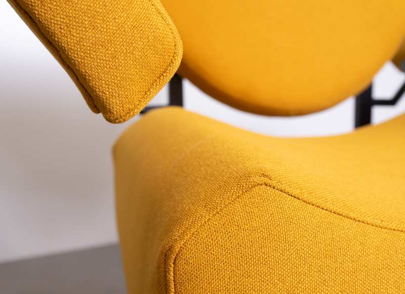 Nieuw schuim en bekleding voor design stoel