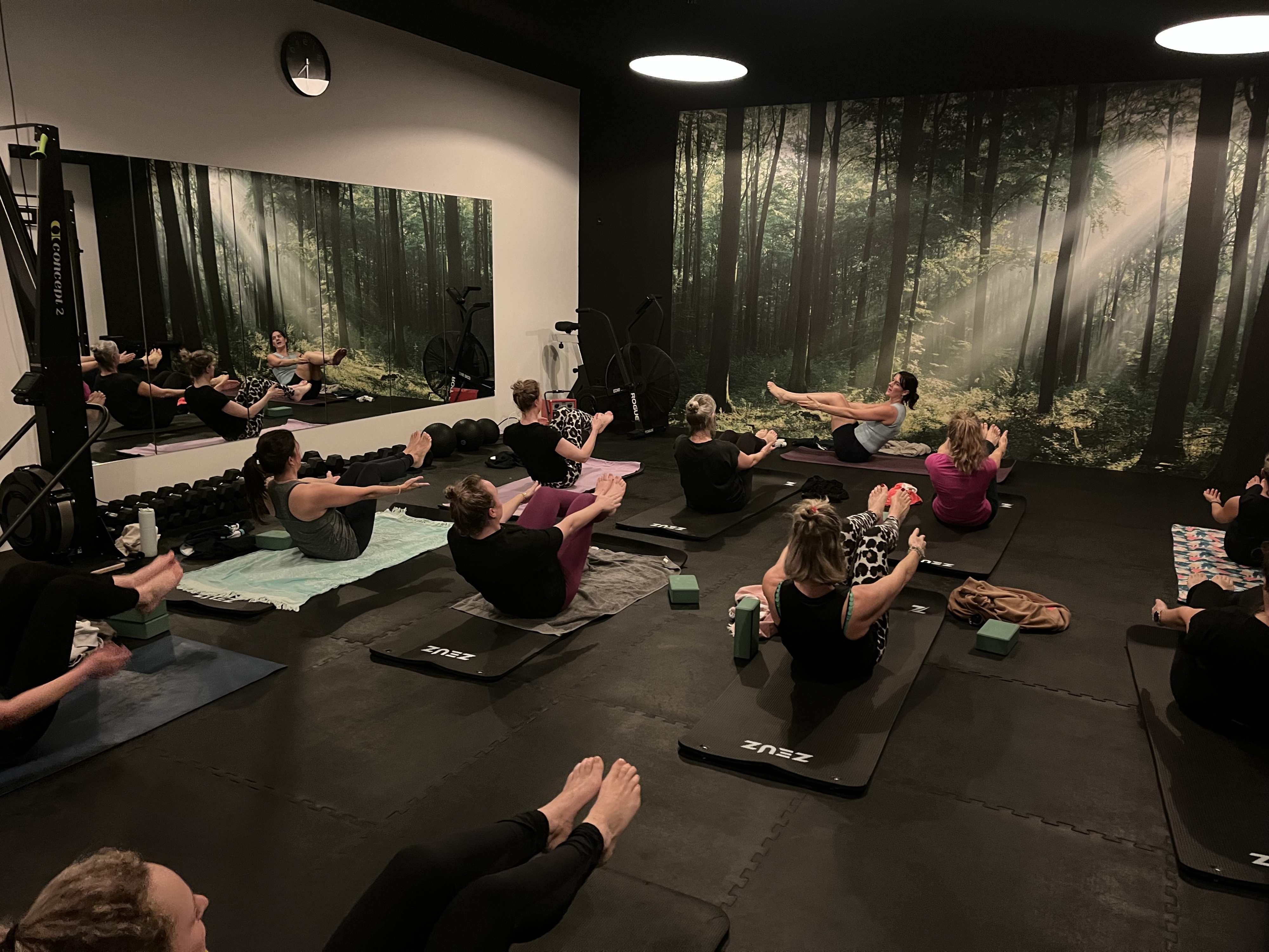 Foto Yoga les in volle gang, in de sportschool