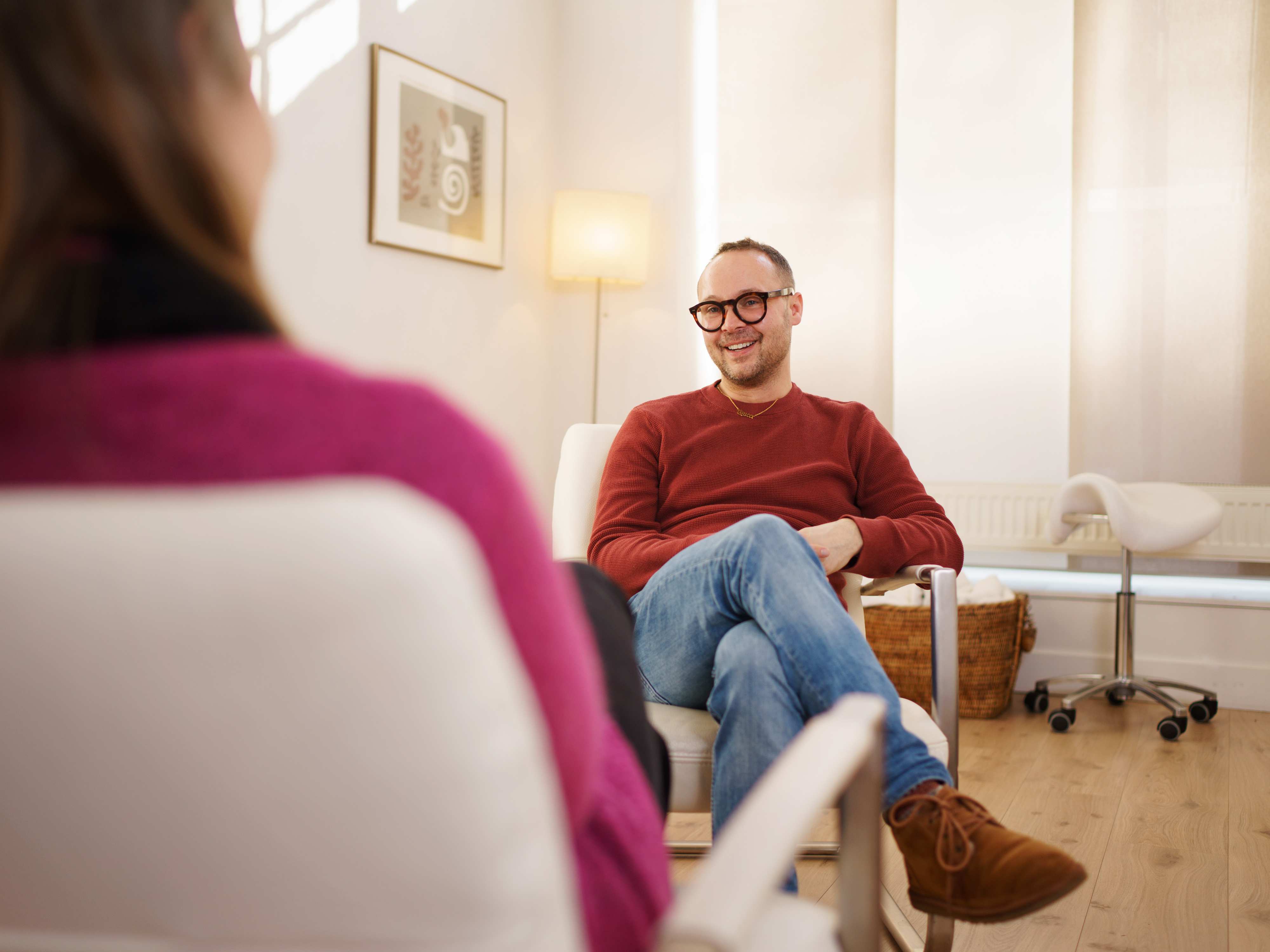 Foto In gesprek met Harmen Keuning in praktijk Lijfwijs Haptotherapie