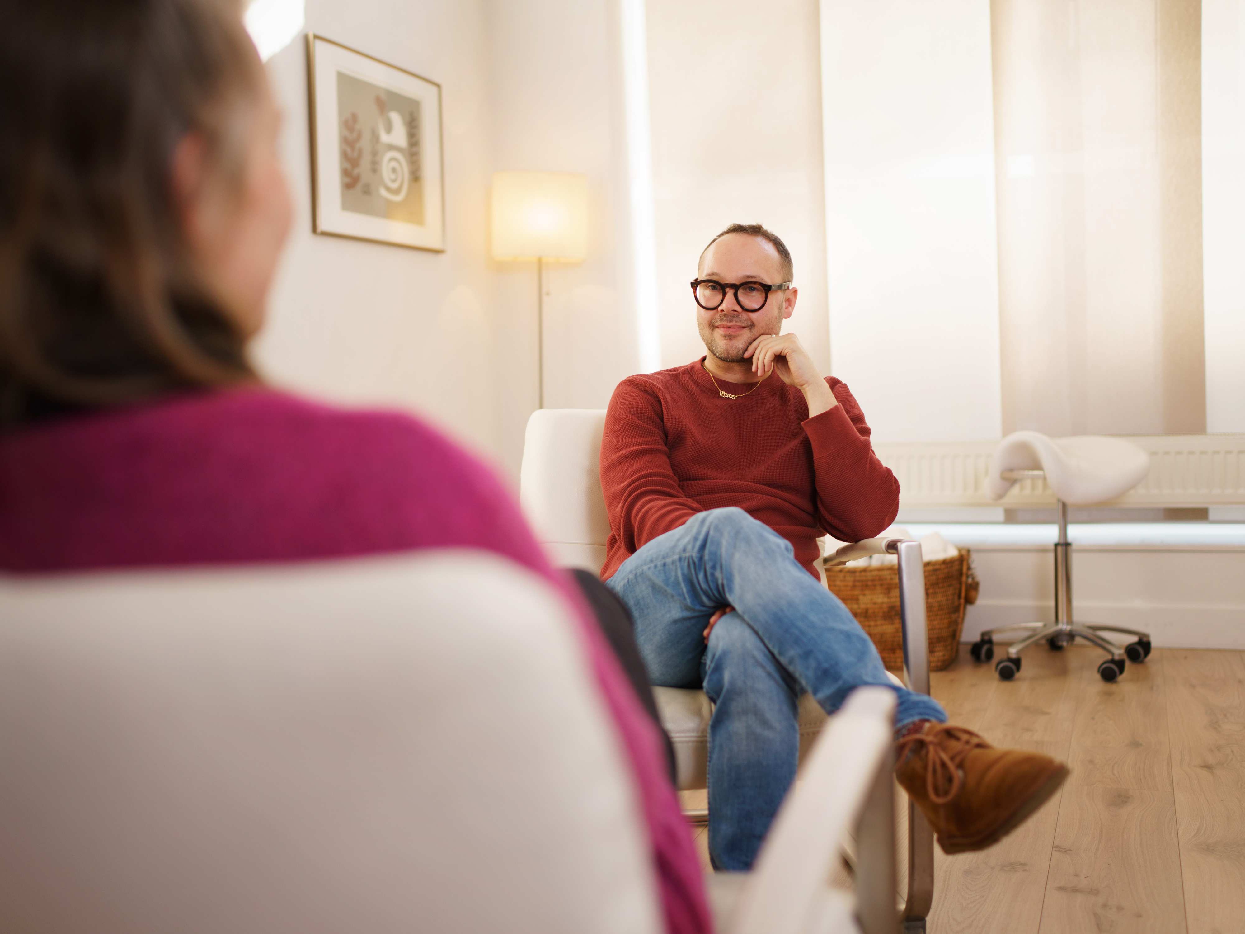 Foto Gesprek setting in haptotherapie praktijk met Harmen Keuning